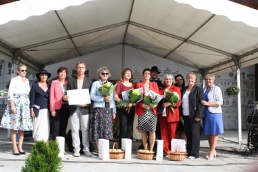Karel Drašner (starosta Háje u Duchcova) a Helena Spěváčková (metodička z Regionální knihovny Teplice) zastoupili vítěze při slavnostním převzetí ceny.  