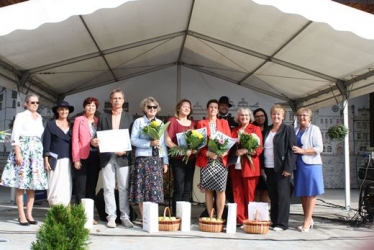 Karel Drašner (starosta Háje u Duchcova) a Helena Spěváčková (metodička z Regionální knihovny Teplice) zastoupili vítěze při slavnostním převzetí ceny.  